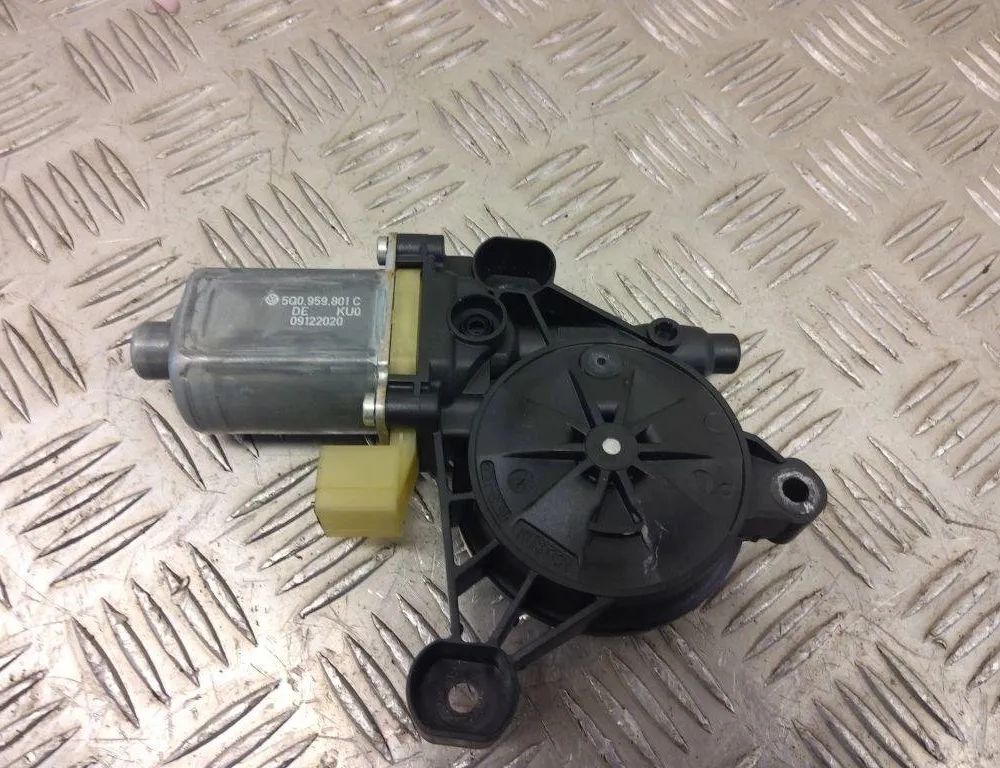 SEAT Leon 4 generation (2020-2023) Маторчик стеклоподъемника передней левой двери 5Q0959801C 31005919