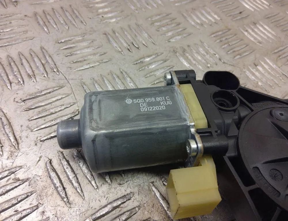 SEAT Leon 4 generation (2020-2023) Маторчик стеклоподъемника передней левой двери 5Q0959801C 31005919