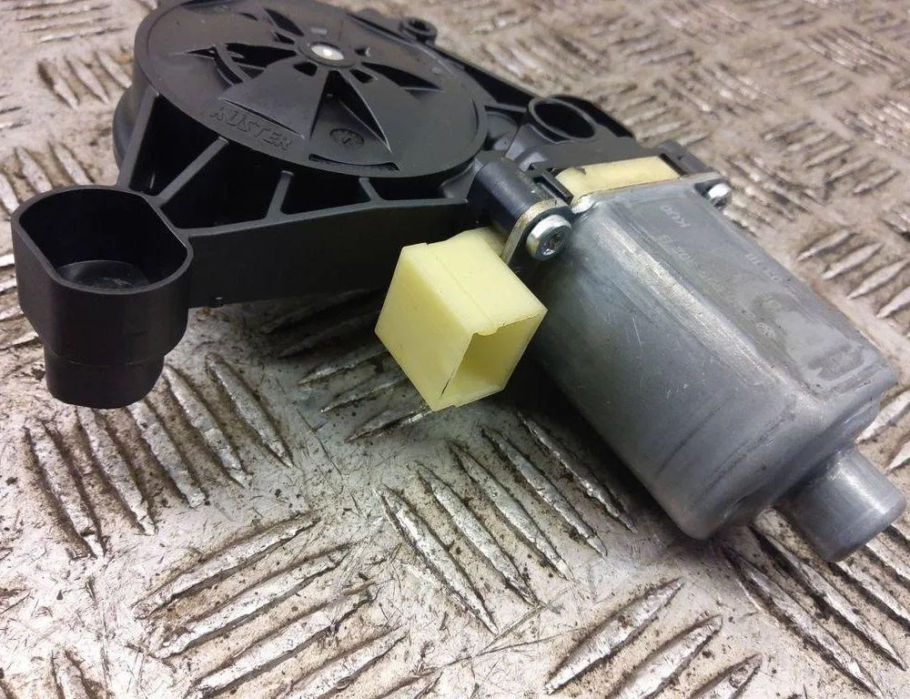 SEAT Leon 3 generation (2012-2020) Priekšējo kreiso durvju logu pacēlāja motorīts 5Q0959802B 31008418