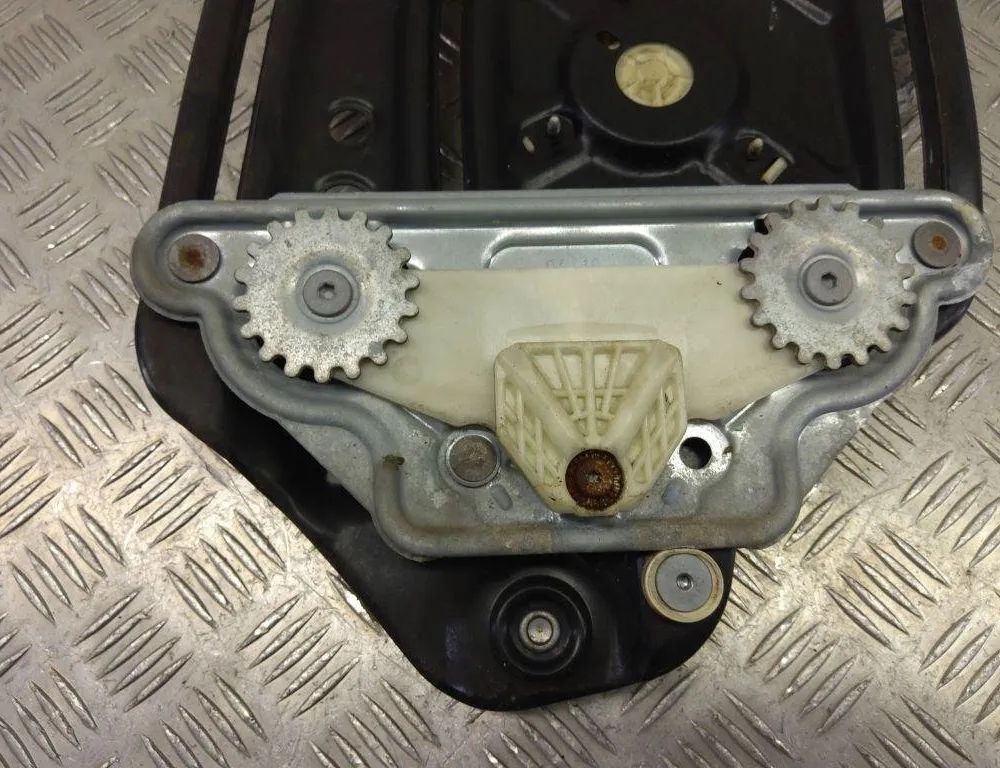 BMW 1 Series E81/E82/E87/E88 (2004-2013) Aizmugurējo kreiso durvju logu pacēlājs 7165593 31011776