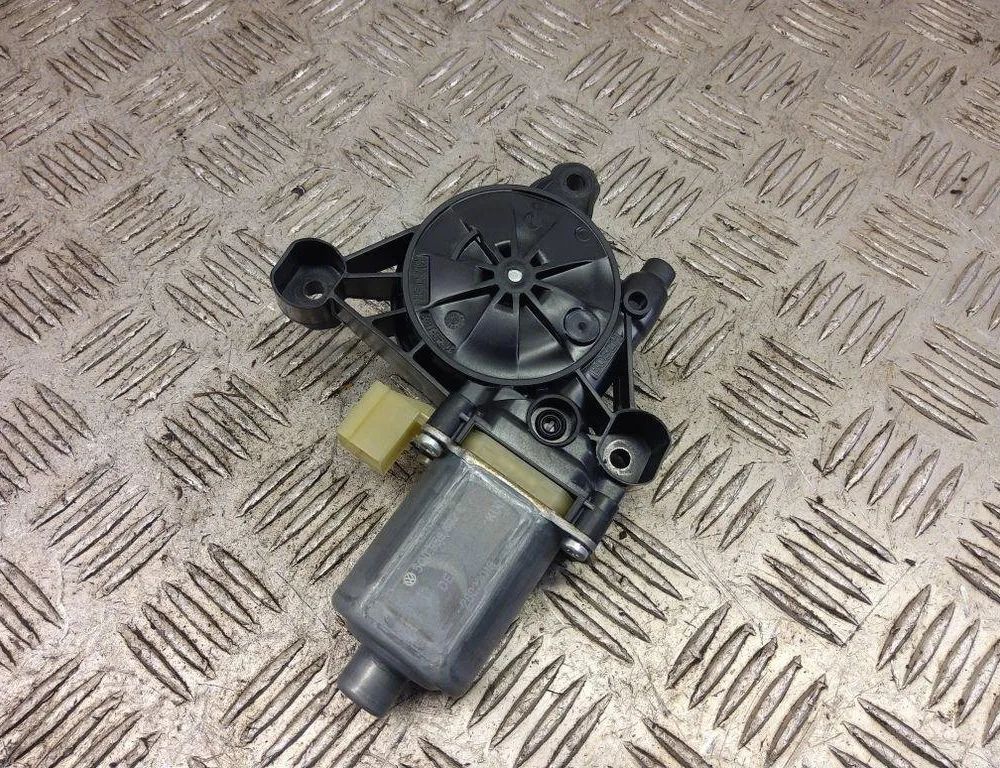 VOLKSWAGEN Golf 8 generation (2019-2023) Маторчик стеклоподъемника передней левой двери 5Q0959802C 31254658