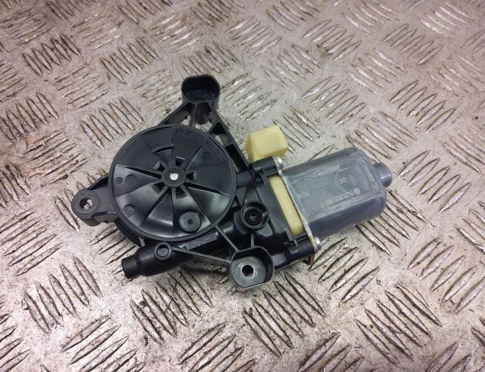 VOLKSWAGEN Golf 8 generation (2019-2023) Маторчик стеклоподъемника передней левой двери 5Q0959801C 31254665