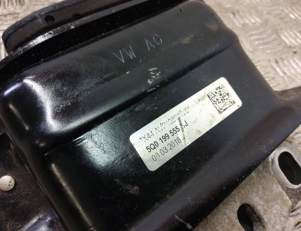 VOLKSWAGEN Golf 8 generation (2019-2023) Front engine mount 5Q0199555 31254798