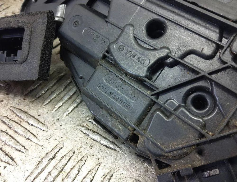 VOLKSWAGEN Golf 8 generation (2019-2023) Замок задней правой двери 45380180 31254821