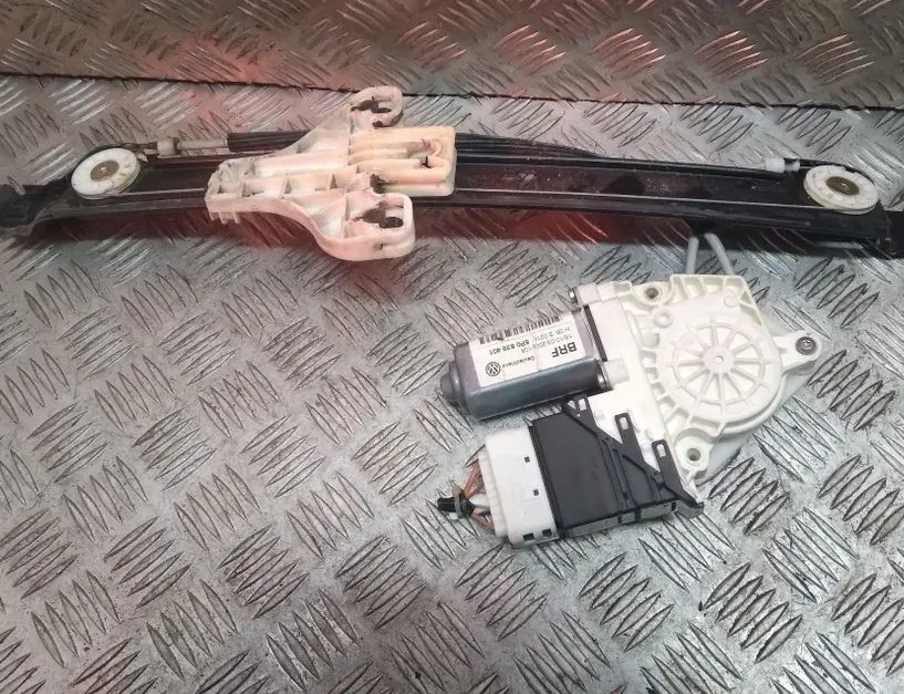 SEAT Toledo 3 generation (2004-2010) Aizmugurējo kreiso durvju logu pacēlājs 5P0839401 33505478