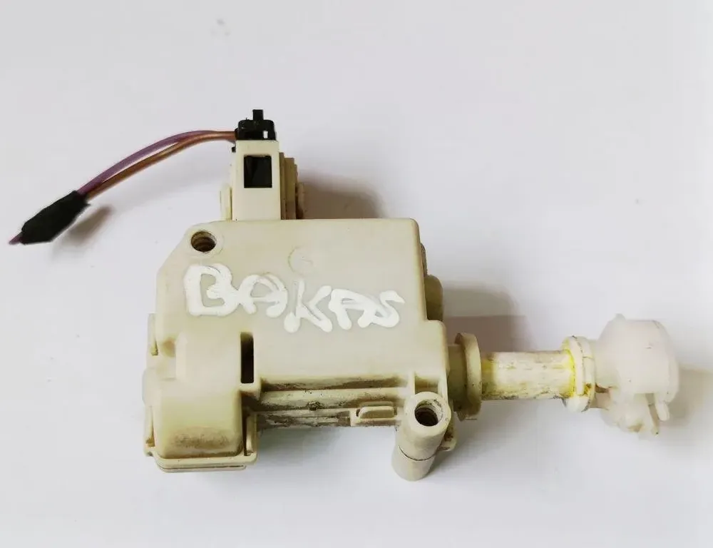 VOLKSWAGEN Passat B7 (2010-2015) Degvielas tvertnes vāciņa bloķēšana 3C0810773 31367367