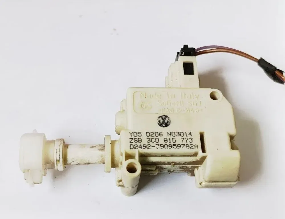 VOLKSWAGEN Passat B7 (2010-2015) Degvielas tvertnes vāciņa bloķēšana 3C0810773 31367367