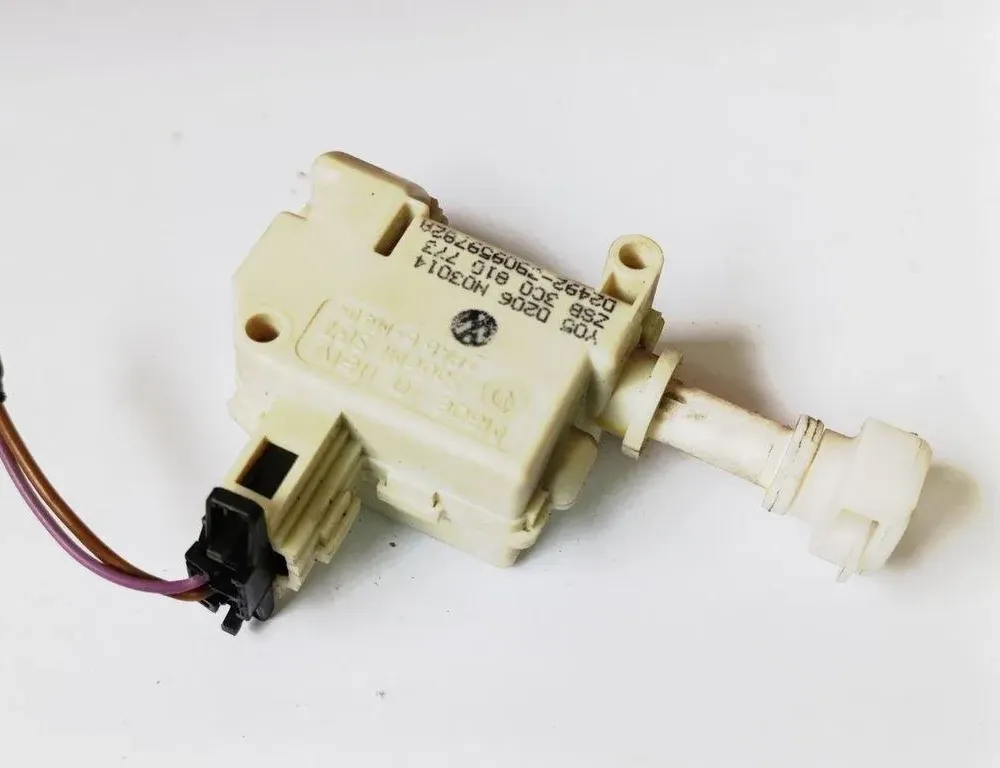 VOLKSWAGEN Passat B7 (2010-2015) Degvielas tvertnes vāciņa bloķēšana 3C0810773 31367367