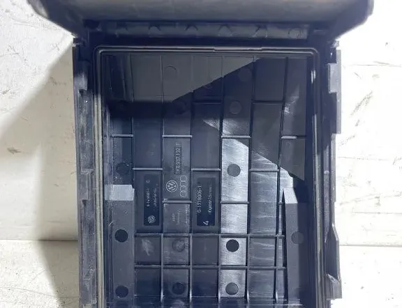 VOLKSWAGEN Passat B7 (2010-2015) Drošinātāju kārbas vāks 1K0937132F 33308969