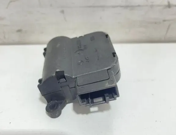 AUDI A4 B8/8K (2011-2016) Клапаны управления внутренним подогревом 8E1820511A 33323215