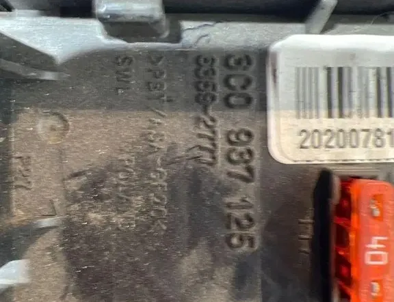 VOLKSWAGEN Passat B6 (2005-2010) Блок предохранителей 33398958