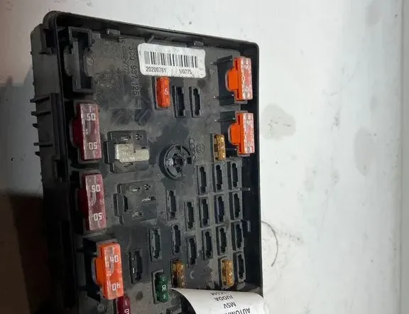 VOLKSWAGEN Passat B6 (2005-2010) Блок предохранителей 33398958