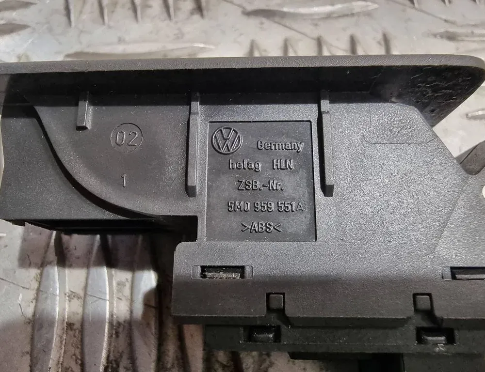 VOLKSWAGEN Golf Plus 1 generation (2004-2009) Переключатель открытия топливного бака 5M0959551A 34159287