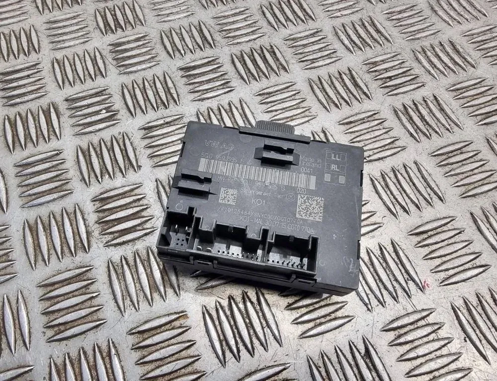 AUDI A3 8V (2012-2020) Aizmugurējo kreiso durvju vadības bloks 5Q0959595E 33347718