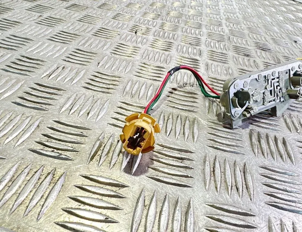 TOYOTA Yaris 2 generation (2005-2012) Rear light contacts 33538490