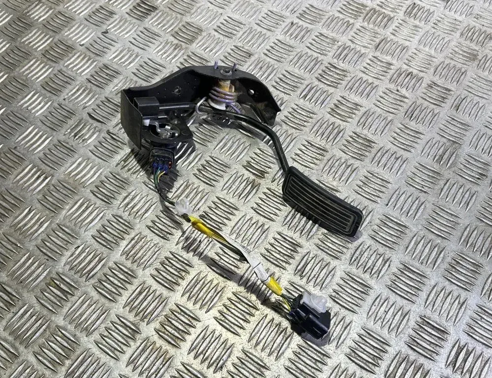 TOYOTA Avensis 2 generation (2002-2009) Throttle Pedal 8222305060 33549620