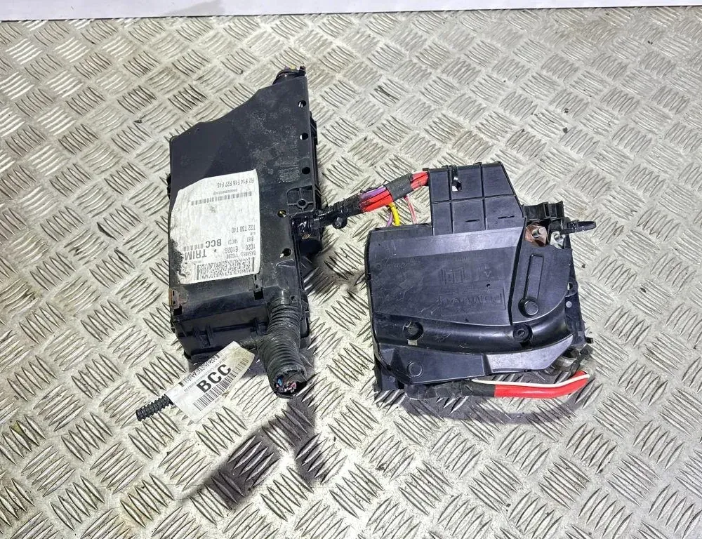 FORD Focus 3 generation (2011-2020) Fuse box AV6T14A067AB,AV6T14A067BA 33553068