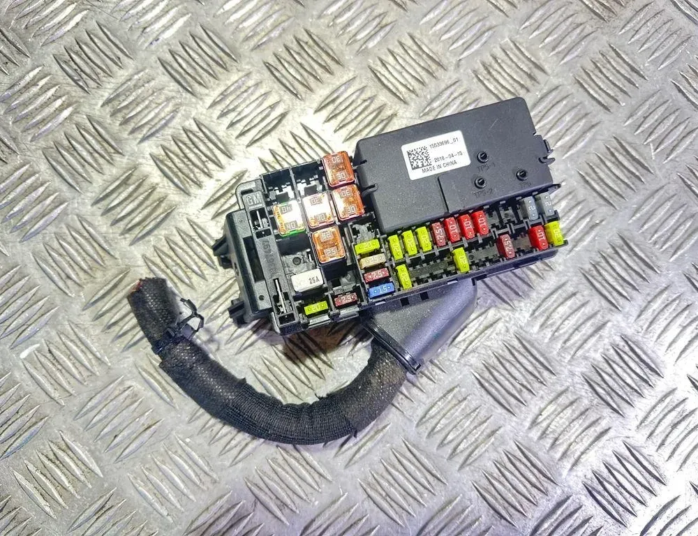 OPEL Astra K (2015-2021) Fuse box 1553369601 33556564