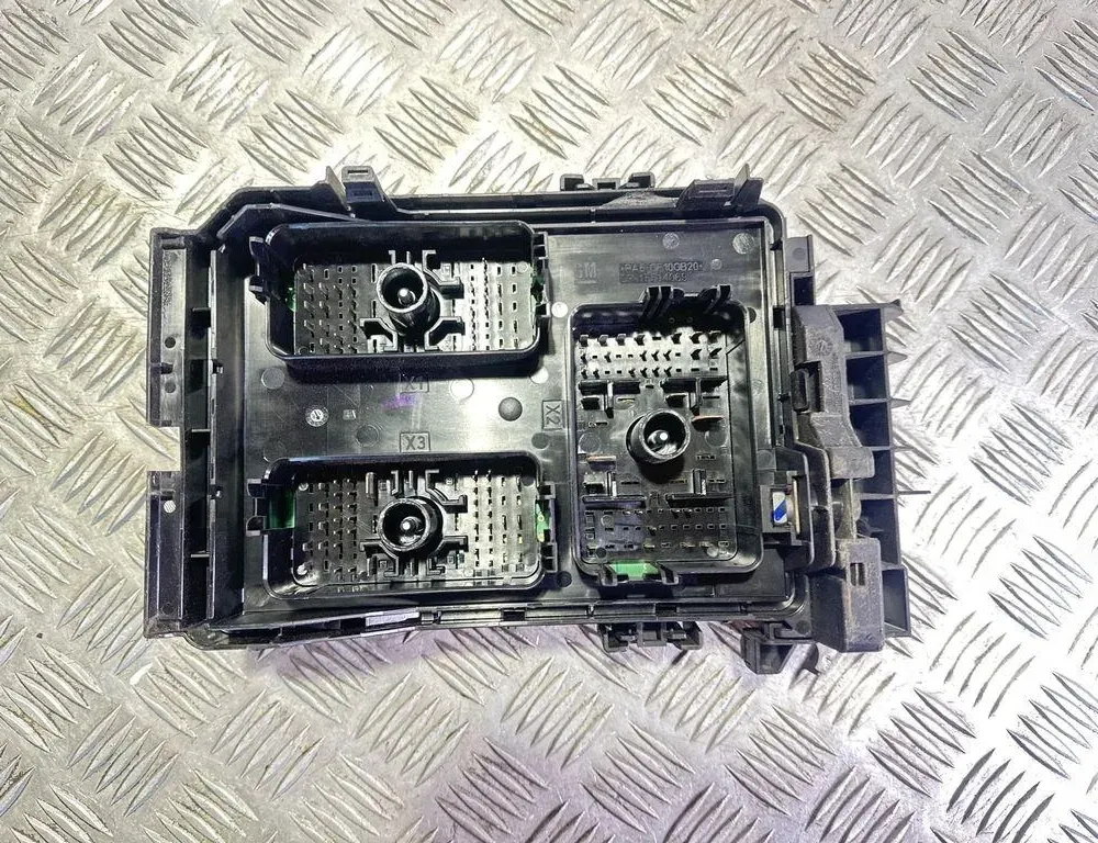 OPEL Astra K (2015-2021) Drošinātāju kārba 39119225 33557226