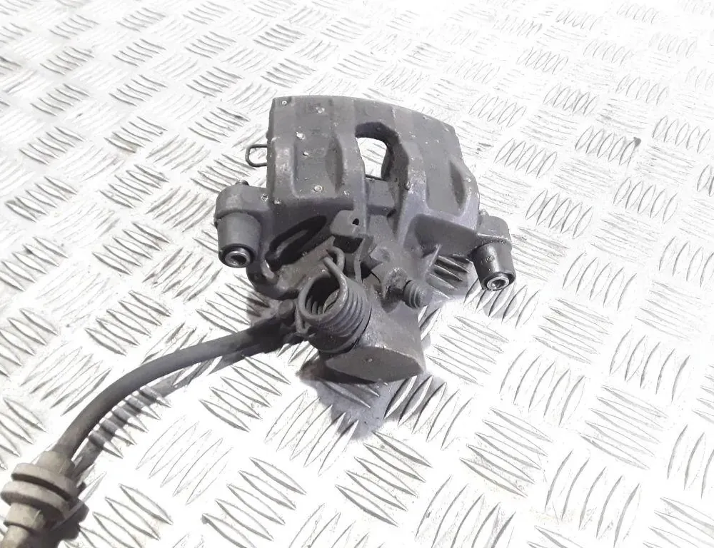 FORD Focus 2 generation (2004-2011) Aizmugurējais labais bremžu suports 33566825