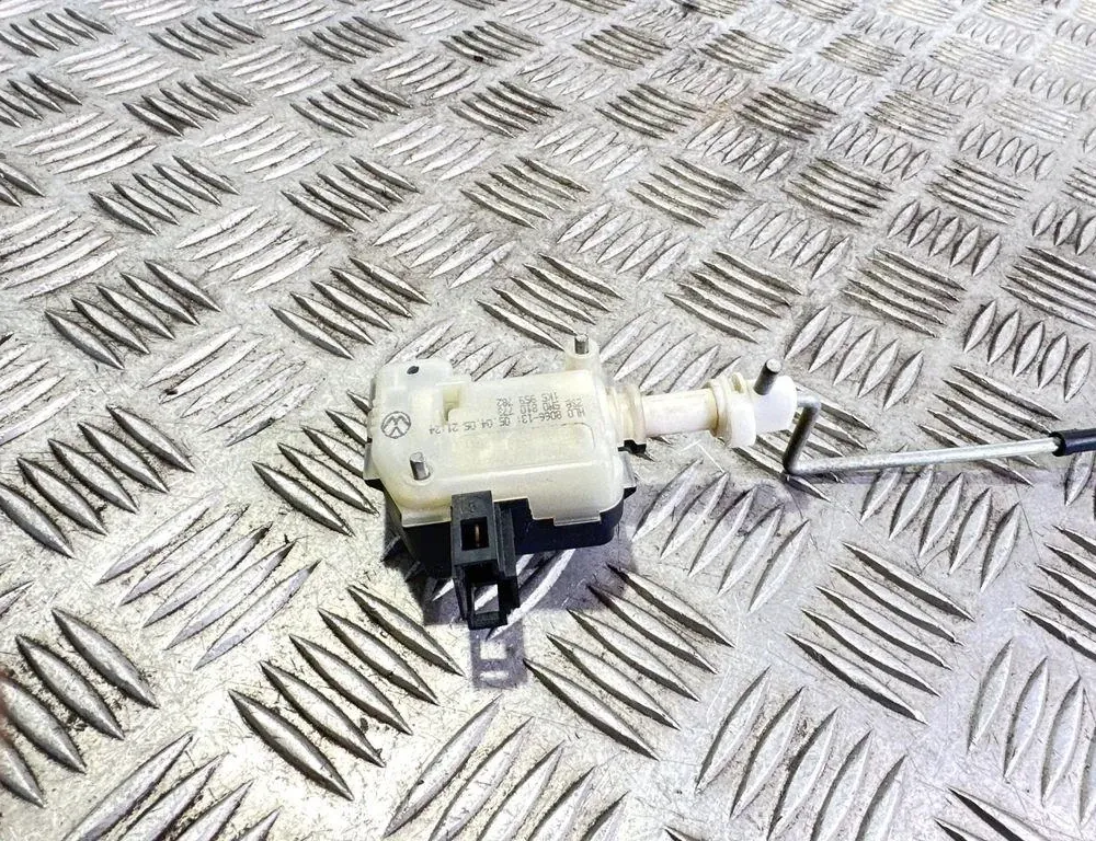 VOLKSWAGEN Golf Plus 1 generation (2004-2009) Замок крышки топливного бака 5M0810773 33604252