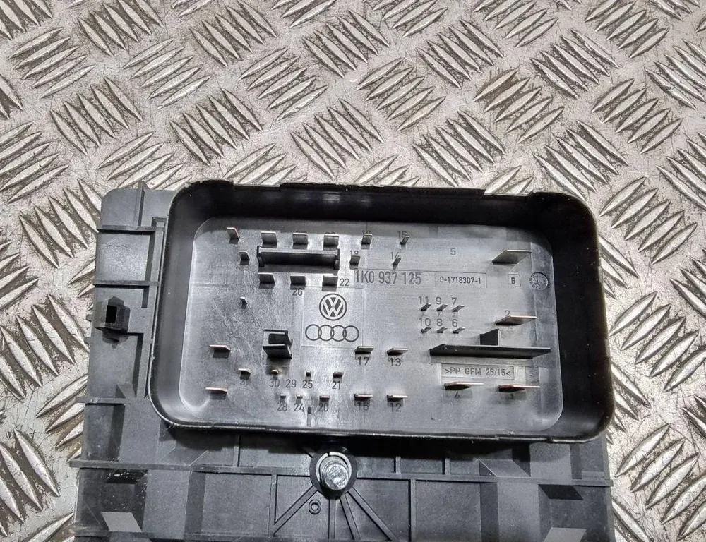 SEAT Altea 1 generation (2004-2013) Блок предохранителей 1K0937125 33608714