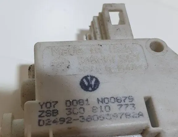 VOLKSWAGEN Passat B7 (2010-2015) Degvielas tvertnes vāciņa bloķēšana 0081N00879,3C0810773A,3C0810773 32264031