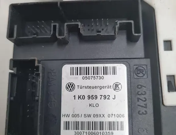 VOLKSWAGEN Golf Plus 1 generation (2004-2009) Стеклоподъемник передней правой двери 5M1837402F 33279271