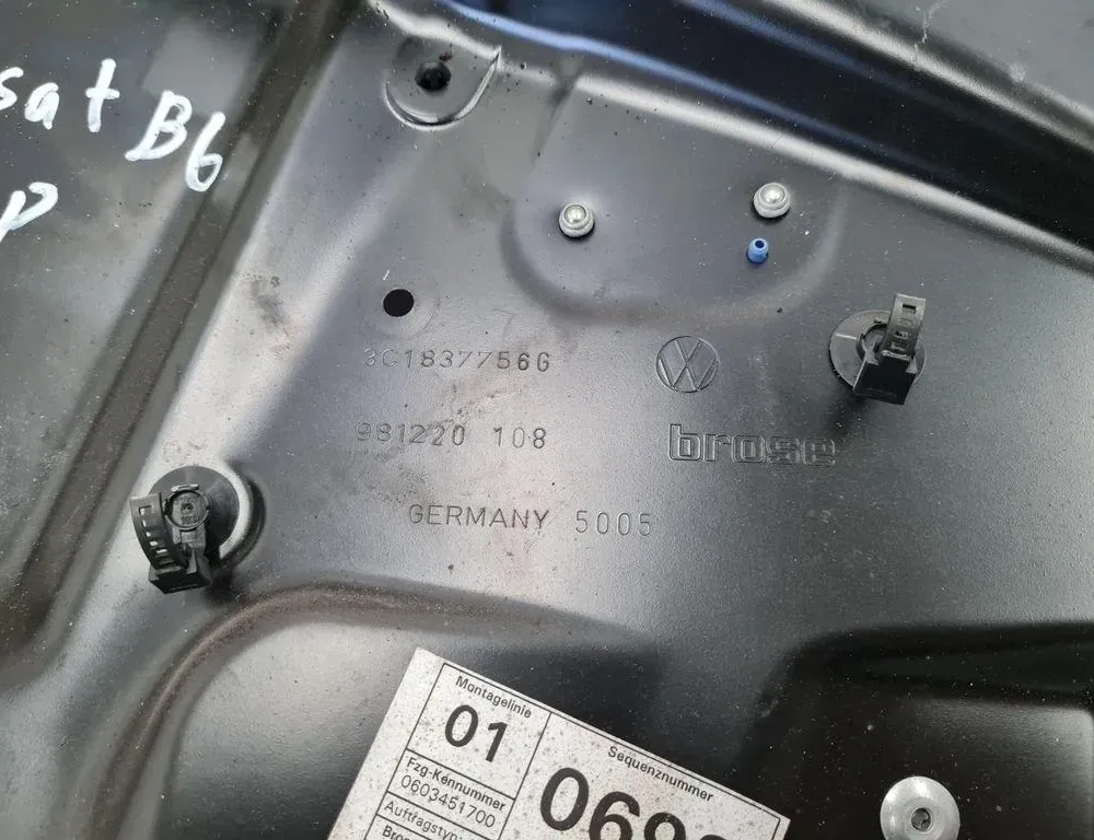 VOLKSWAGEN Passat B7 (2010-2015) Aizmugurējo labo durvju logu pacēlājs 3C1837756G 33280050