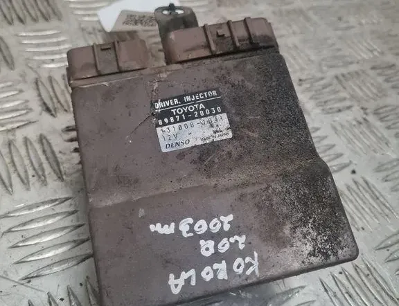 TOYOTA Corolla E120 (2000-2008) Degvielas iesmidzinātāju vadības bloks 33300439