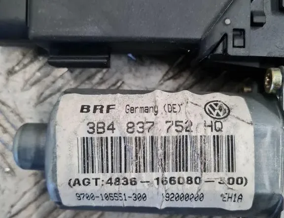 VOLKSWAGEN Passat B5 (1996-2005) Маторчик стеклоподъемника передней левой двери 3B4837752 33311415