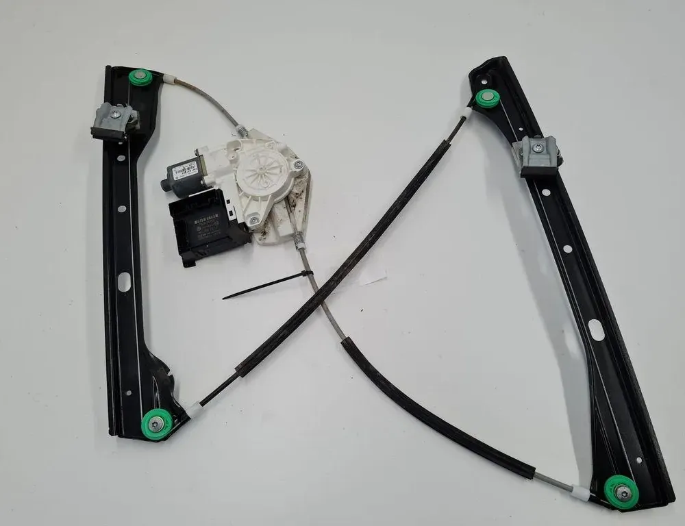 VOLKSWAGEN Golf Plus 1 generation (2004-2009) Стеклоподъемник передней правой двери 5M1837402 33389294