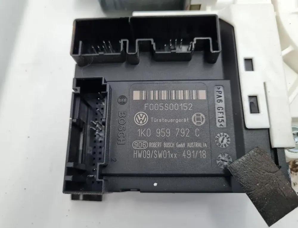 VOLKSWAGEN Golf Plus 1 generation (2004-2009) Стеклоподъемник передней правой двери 5M1837402 33389294