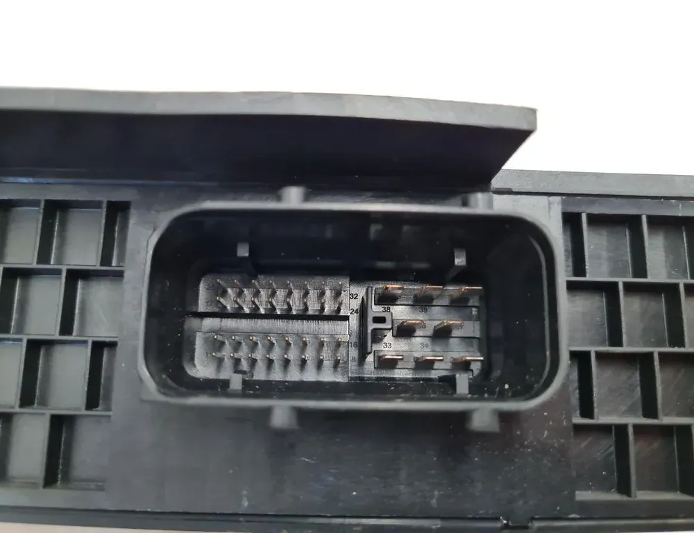 AUDI A6 C6/4F (2004-2011) Jaudas sadales kaste 4F0907280A 33390946