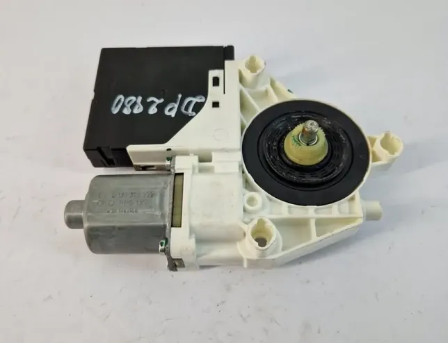 VOLKSWAGEN Golf 6 generation (2008-2015) Маторчик стеклоподъемника передней правой двери 0130822229,1K5837402AS,3C0959792A,3C0959702C 33592977