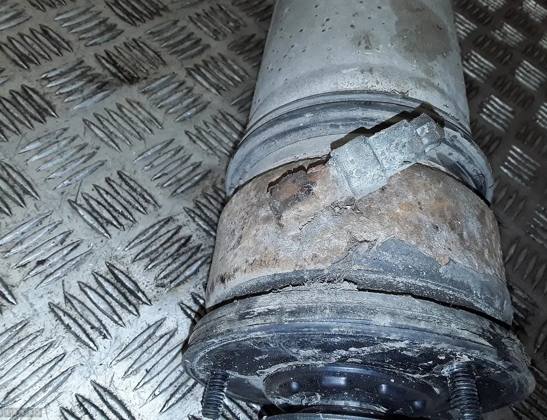 LAND ROVER Defender 1 generation (1983-2016) Aizmugurējais kreisais amortizators 212400126425 33516246