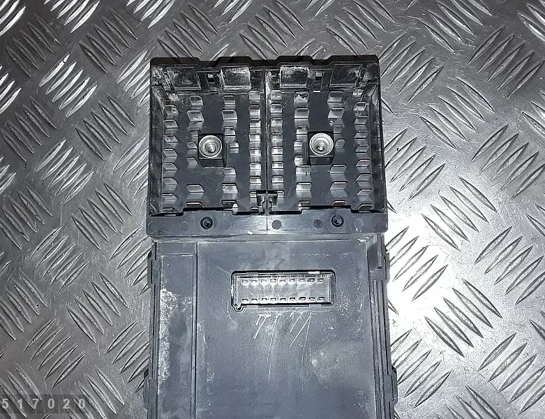 LAND ROVER Defender 1 generation (1983-2016) Блок предохранителей XL1414A067AB 33545750