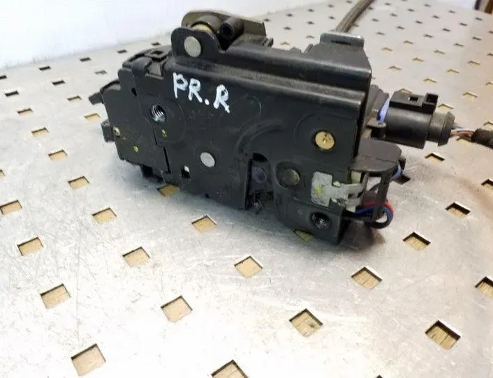 SKODA Fabia 6Y (1999-2007) Priekšējo kreiso durvju slēdzene 25120707