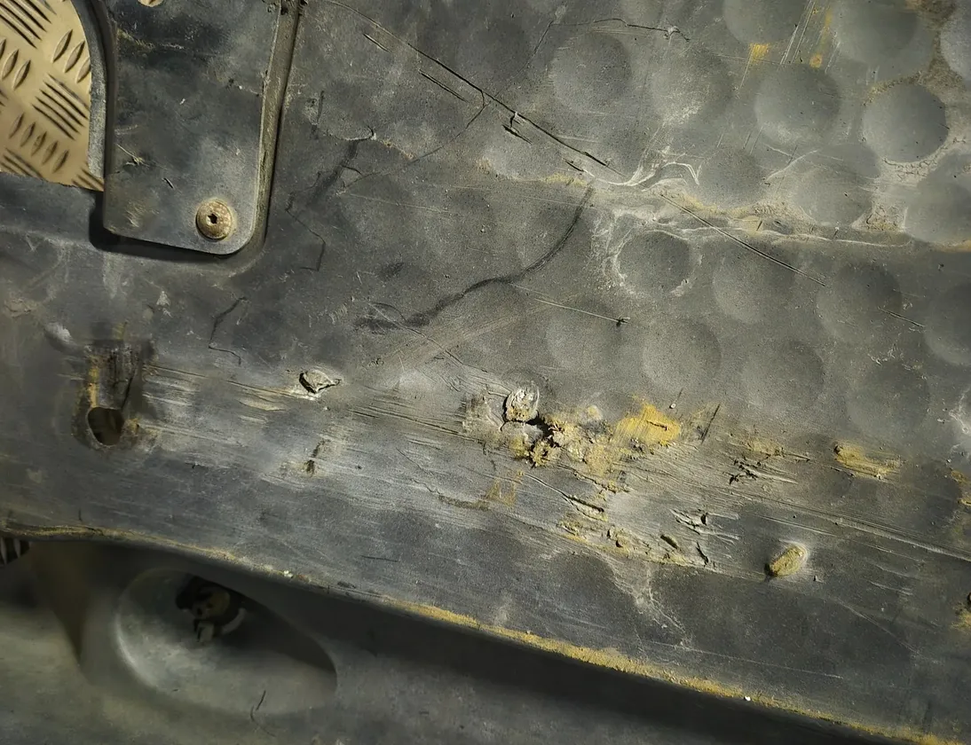 VOLKSWAGEN Passat B7 (2010-2015) Kreisās puses apakšējās daļas aizsargs 3C0825271B 33514966