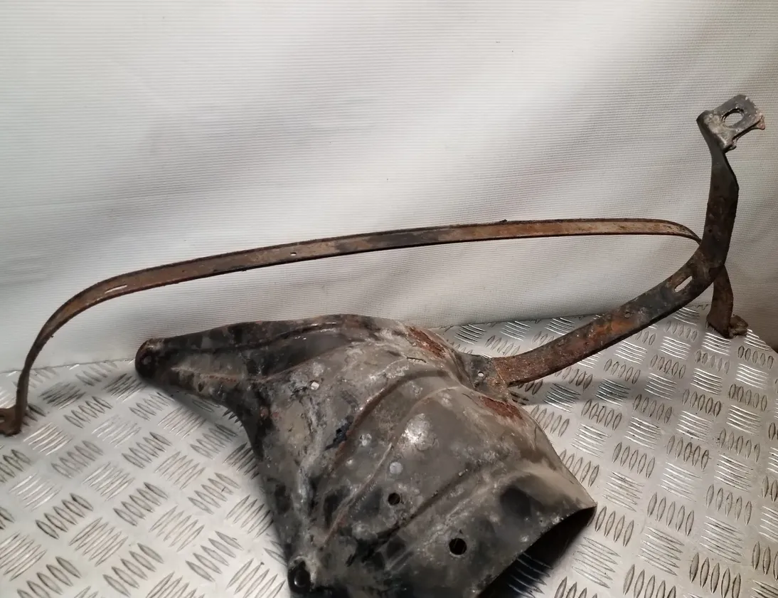 AUDI 80 B4 (1991-1996) Держатель топливного бака 33530407