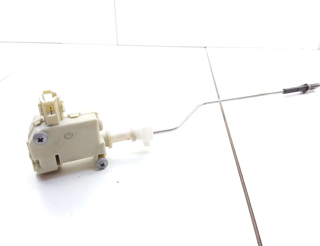 VOLKSWAGEN Passat B6 (2005-2010) Degvielas tvertnes vāciņa bloķēšana 3c0810773 10715469