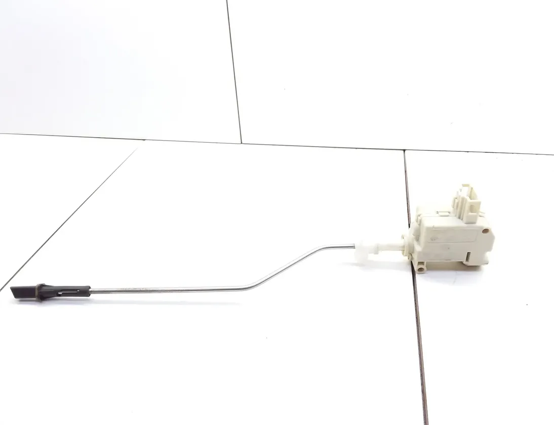 VOLKSWAGEN Passat B6 (2005-2010) Degvielas tvertnes vāciņa bloķēšana 3c0810773 10715469