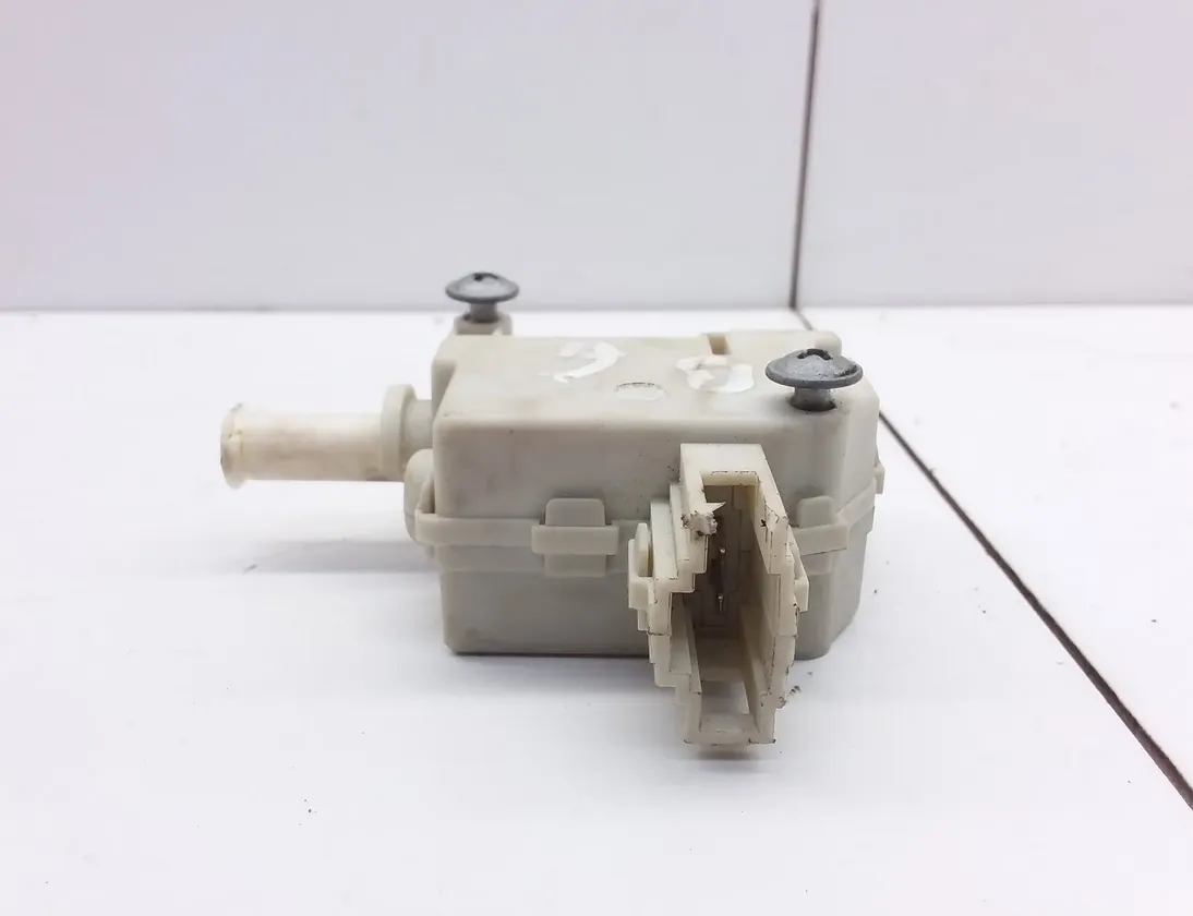 VOLKSWAGEN Passat B6 (2005-2010) Centrālās atslēgas motorīts 3C0810773,Y070081N07841 20487782