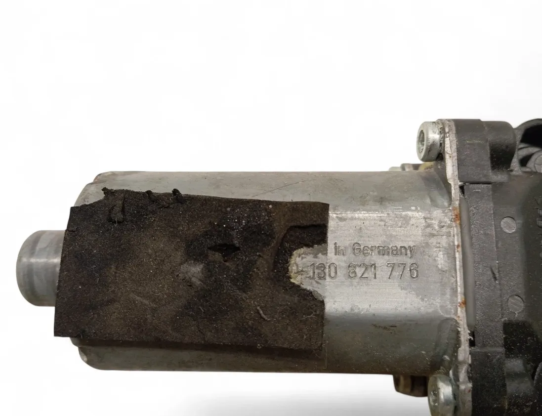 VOLVO V70 2 generation (2000-2008) Aizmugurējo labo durvju loga vadības motorīts 0130821776 30105706