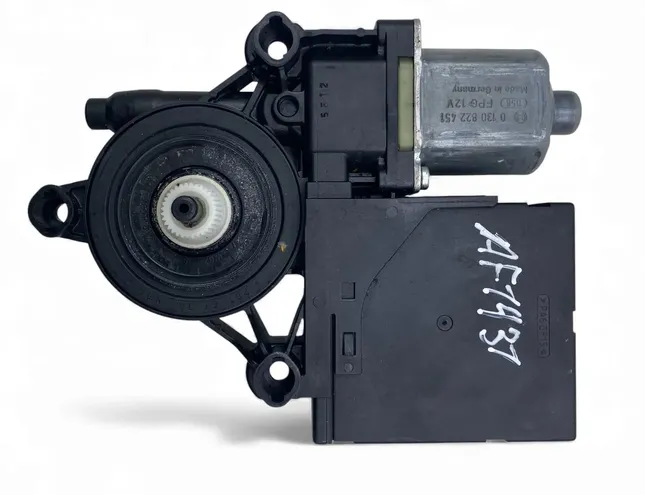 VOLKSWAGEN Passat B7 (2010-2015) Priekšējo labo durvju logu pacelšanas motorīts 3AA959702A 33125170