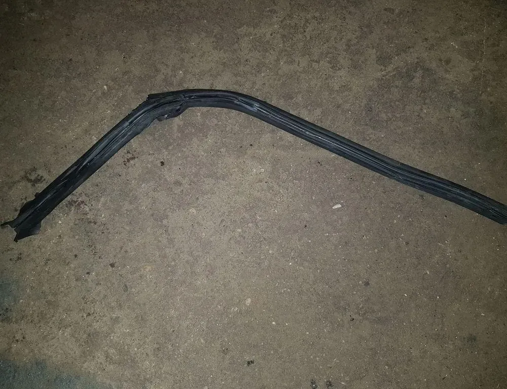 BMW 3 Series E46 (1997-2006) Резина моторного отсека 8215913 33751638