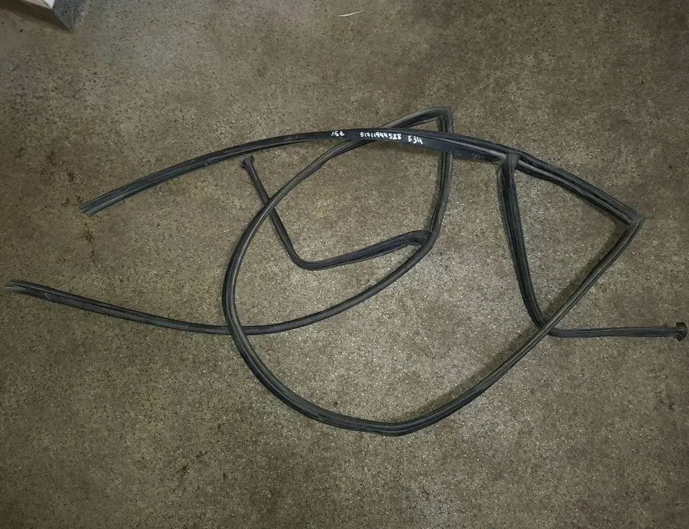 BMW 5 Series E34 (1988-1996) Резина моторного отсека 51711944588 33753417