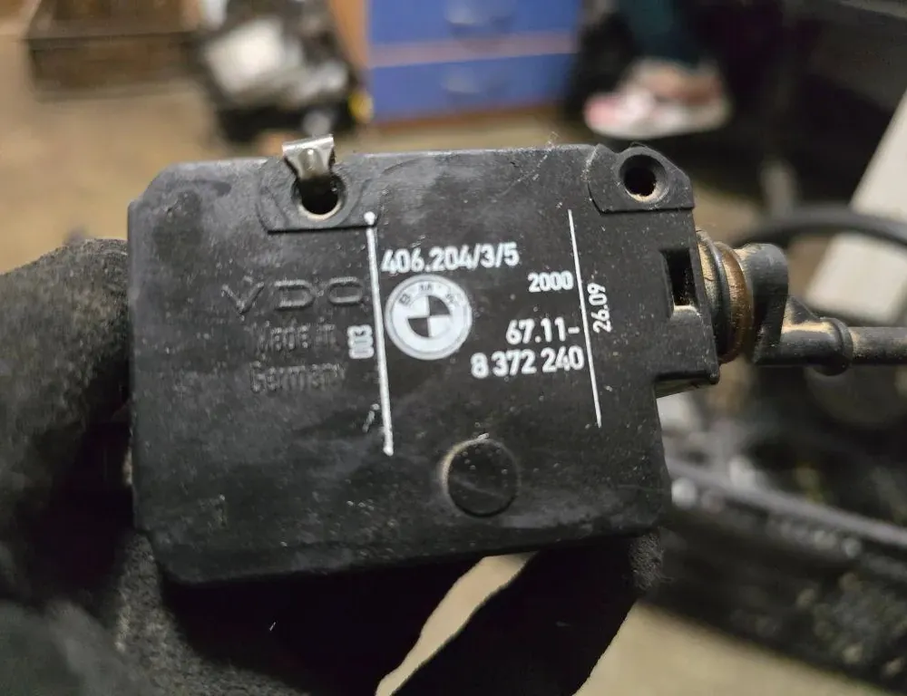 BMW 3 Series E46 (1997-2006) Degvielas tvertnes vāciņa bloķēšana 8372240 33756404