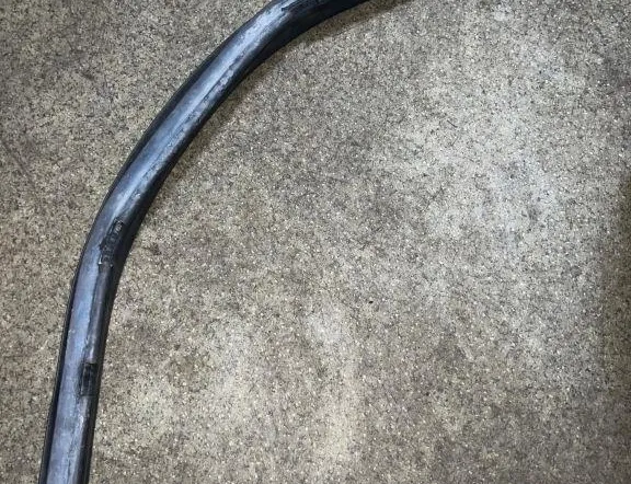 BMW 1 Series F20/F21 (2011-2020) Резина моторного отсека 51767239146 33760427