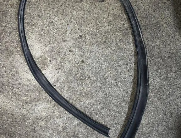 BMW 1 Series F20/F21 (2011-2020) Резина моторного отсека 51767239145 33760428